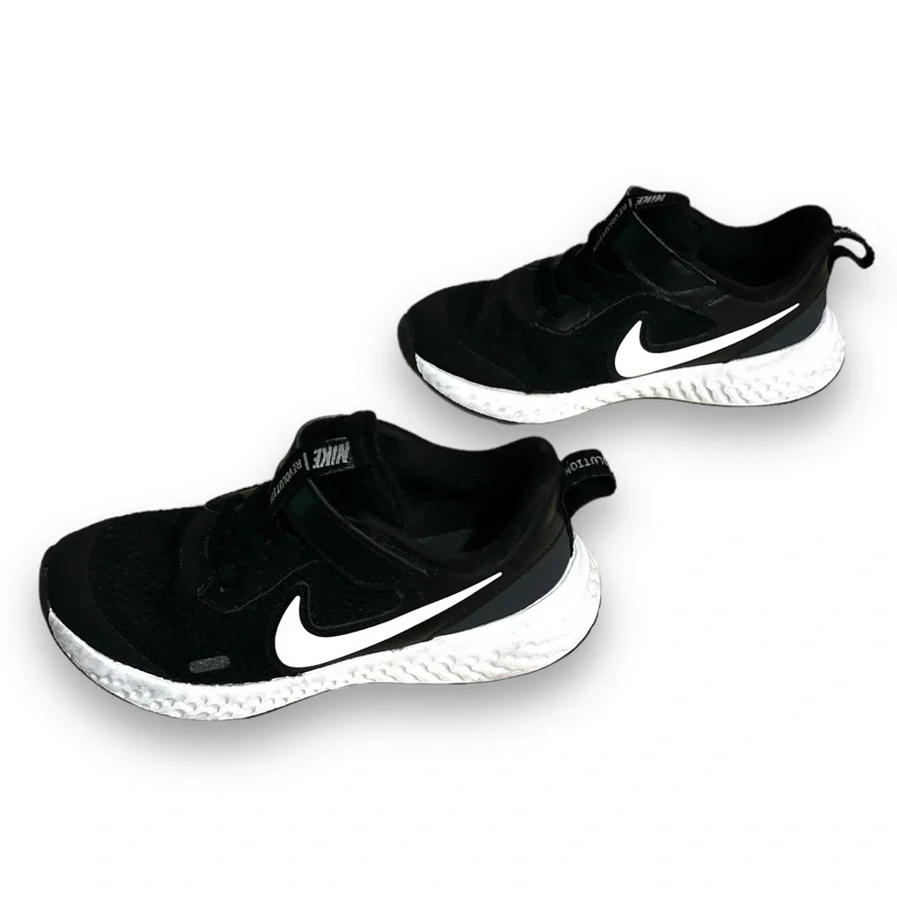 NIKE Black & White Unisex Child Revolution 5 Running Shoe (Little Kids)
